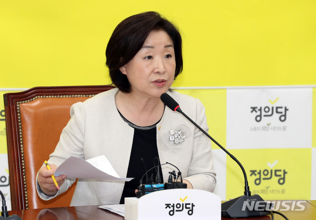 【서울=뉴시스】 박영태 기자 = 문재인 대통령과 5당 대표 회동을 끝낸 정의당 심상정 대표가 18일 오후 서울 여의도 국회에서 회담 결과에 대해서 기자회견을 하고 있다. 2019.07.18. since1999@newsis.com