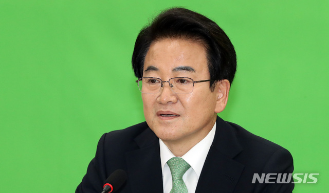 【서울=뉴시스】 박영태 기자 = 문재인 대통령과 5당 대표 회동을 끝낸 민주평화당 정동영 대표가 18일 오후 서울 여의도 국회에서 회담 결과에 대해서 기자회견을 하고 있다. 2019.07.18.since1999@newsis.com