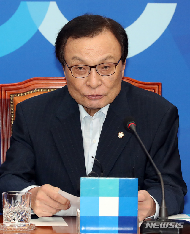 【서울=뉴시스】 박영태 기자 = 문재인 대통령과 5당 대표 회동을 끝낸 더불어민주당 이해찬 대표가 18일 오후 서울 여의도 국회에서 회담 결과에 대해서 기자회견을 하고 있다. 2019.07.18.since1999@newsis.com