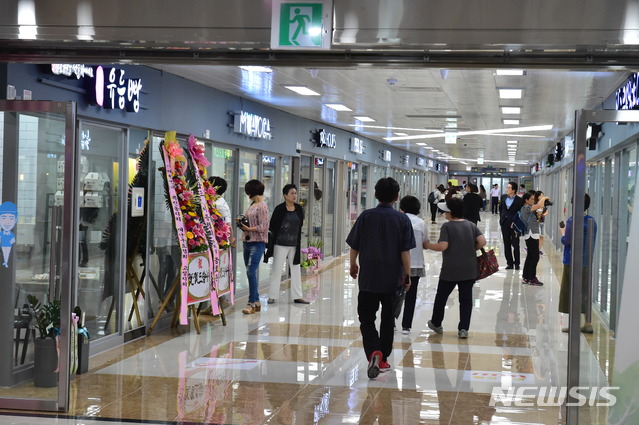 【진주=뉴시스】 경남 진주 중앙지하도상가 '에나몰' 내부 모습.