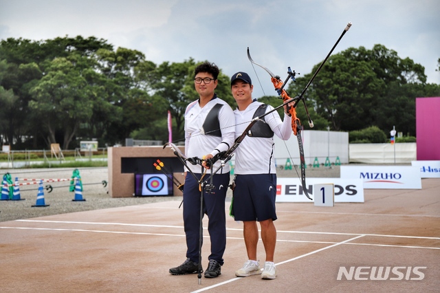 【서울=뉴시스】이승윤(오른쪽·서울시청)이 18일 일본 도쿄의 유메노시마공원 양궁경기장에서 열린 2020 도쿄올림픽 테스트이벤트 양궁 리커브 남자 개인전 결승에서 대표팀 선배 김우진(청주시청)을 세트 승점 6-0으로 꺾고 금메달을 목에 걸었다. (사진 = 대한양궁협회 제공)