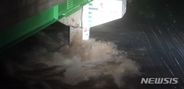 【제주=뉴시스】강경태 기자 = 제5호 태풍 다나스의 영향으로 19일 오후 제주시 일도1동 동문재래시장 옆 남수각 산지천의 물 수위가 상승하고 있다. 2019.07.19. (사진=제주소방서 제공)&nbsp; photo@newsis.com 