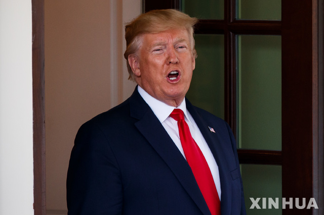  【워싱턴=신화/뉴시스】도널드 트럼프 미국 대통령이 18일(현지시간) 백악관에서 기자들에게 발언하고 있다.&nbsp; 트럼프 대통령은 미 해군 강습상륙함 '복서(Boxer)'가 호르무즈 해협에서 미 군함에 약 900m까지 근접 비행해 위협을 가한 이란 무인정찰기(드론)를 격추했다고 밝혔다. 2019.07.19. 