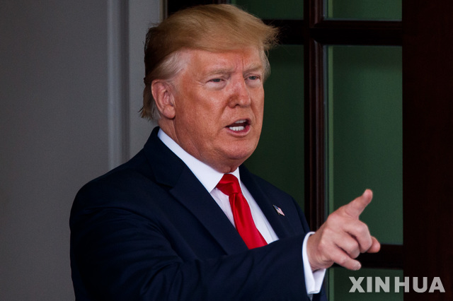 【워싱턴=신화/뉴시스】도널드 트럼프 미국 대통령이 18일(현지시간) 백악관에서 기자들에게 발언하고 있다. 트럼프 대통령은 미 해군 강습상륙함 '복서(Boxer)'가 호르무즈 해협에서 미 군함에 약 900m까지 근접 비행해 위협을 가한 이란 무인정찰기(드론)를 격추했다고 밝혔다. 2019.07.19.