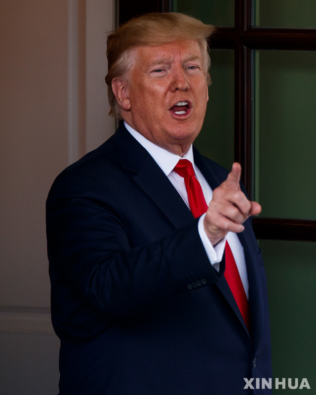 【워싱턴=신화/뉴시스】도널드 트럼프 미국 대통령이 18일(현지시간) 백악관에서 기자들에게 발언하고 있다. 트럼프 대통령은 미 해군 강습상륙함 '복서(Boxer)'가 호르무즈 해협에서 미 군함에 약 900m까지 근접 비행해 위협을 가한 이란 무인정찰기(드론)를 격추했다고 밝혔다. 2019.07.19.