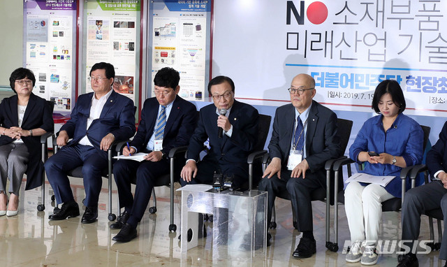 【서울=뉴시스】추상철 기자 = 이해찬 더불어민주당 대표가 19일 오전 서울 성북구 한국과학기술연구원에서 열린 '소재부품 원천기술 개발 및 글로벌 경쟁력 강화'를 위한 현장최고위원회의에서 모두발언을 하고 있다. 2019.07.19. scchoo@newsis.com