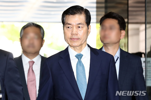 【서울=뉴시스】김병문 기자 = 김태한 삼성 바이오로직스 대표가 19일 오전 서울 서초구 서울중앙지방법원에서 열린 영장실질심사에 출석하고 있다. 2019.07.19. dadazon@newsis.com