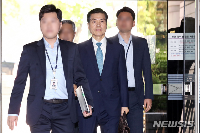 【서울=뉴시스】김병문 기자 = 4조5000억원대 분식회계 의혹에 관여한 혐의 등을 받고 있는 김태한 삼성 바이오로직스 대표가 19일 오전 서울 서초구 서울중앙지방법원에서 열린 영장실질심사에 출석하고 있다. 2019.07.19. dadazon@newsis.com