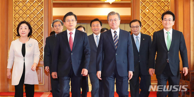 【서울=뉴시스】전신 기자 = 문재인 대통령이 18일 청와대 본관에서 열린 '정당 대표 초청 대화'에 여야 5당 대표들과 함께 입장하고 있다. 왼쪽부터 심상정 정의당 대표, 노영민 비서실장, 황교안 자유한국당 대표, 손학규 바른미래당 대표, 문재인 대통령, 이해찬 더불어민주당 대표, 정동영 민주평화당 대표. 2019.07.20. photo1006@newsis.com