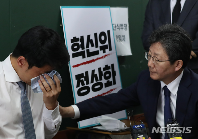 【서울=뉴시스】고승민 기자 = 바른미래당 유승민 의원이 19일 서울 여의도 국회 당대표실 앞에서 단식농성중인 권성주 혁신위원을 격려하고 있다. 2019.07.19.kkssmm99@newsis.com