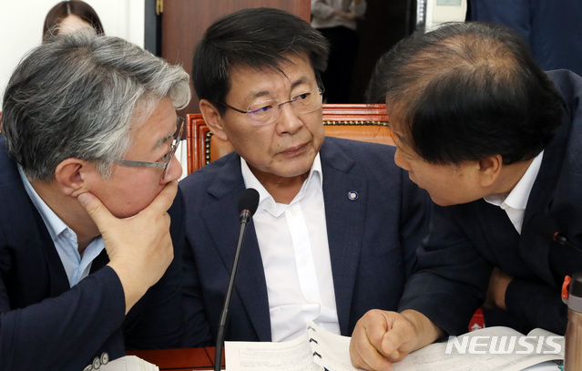 【서울=뉴시스】 박영태 기자 = 19일 오전 서울 여의도 국회에서 열린 예산결산특별위원회의 추가경정예산안 등 조정 소위원회에서 더불어민주당 윤후덕 간사, 서삼석 의원, 조응천 의원이 이야기를 나누고 있다. 2019.07.19.since1999@newsis.com
