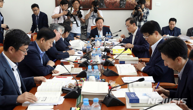 【서울=뉴시스】 박영태 기자 = 19일 오전 서울 여의도 국회에서 열린 예산결산특별위원회의 추가경정예산안 등 조정 소위원회를 김재원 위원장이 주재하고 있다. 2019.07.19.since1999@newsis.com