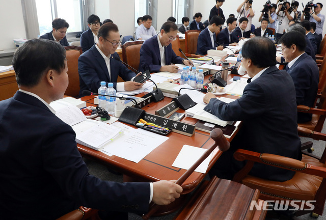 【서울=뉴시스】 박영태 기자 = 19일 오전 서울 여의도 국회에서 열린 예산결산특별위원회의 추가경정예산안 등 조정 소위원회를 김재원 위원장이 주재하고 있다. 2019.07.19.since1999@newsis.com