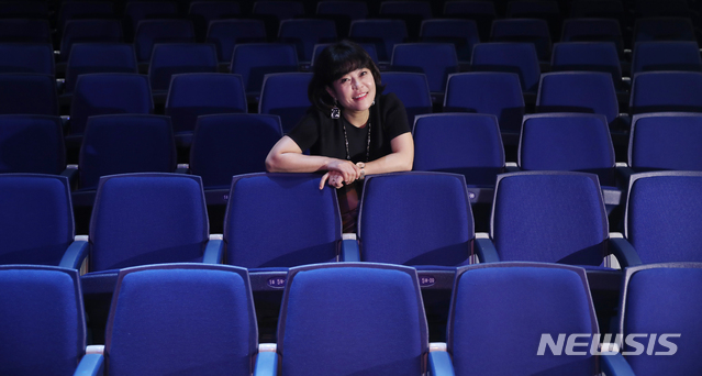 【서울=뉴시스】조수정 기자 = 개그우먼이자 배우로 활동하고 있는 조혜련이 17일 오후 서울 동숭동 유니플렉스에서 뉴시스와 인터뷰에 앞서 포즈를 취하고 있다. 조혜련은 7월 19일부터 9월 25일까지 유니플렉스에서 공연하는 연극 '사랑해 엄마' 앙코르 공연에 출연한다. 2019.07. chocrystal@newsis.com