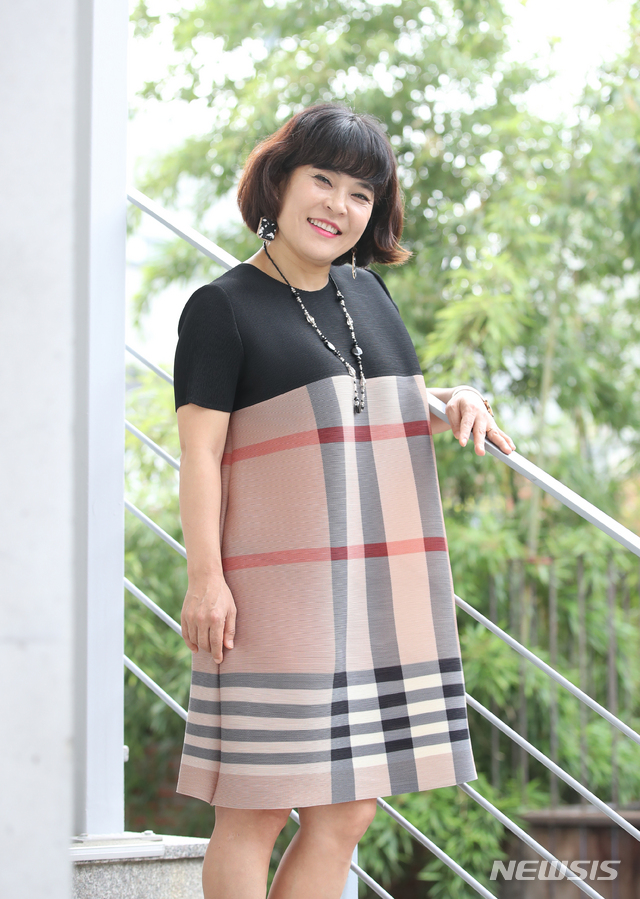 【서울=뉴시스】조수정 기자 = 개그우먼이자 배우로 활동하고 있는 조혜련이 17일 오후 서울 동숭동 유니플렉스에서 뉴시스와 인터뷰에 앞서 포즈를 취하고 있다. 조혜련은 7월 19일부터 9월 25일까지 유니플렉스에서 공연하는 연극 '사랑해 엄마' 앙코르 공연에 출연한다. 2019.07. chocrystal@newsis.com