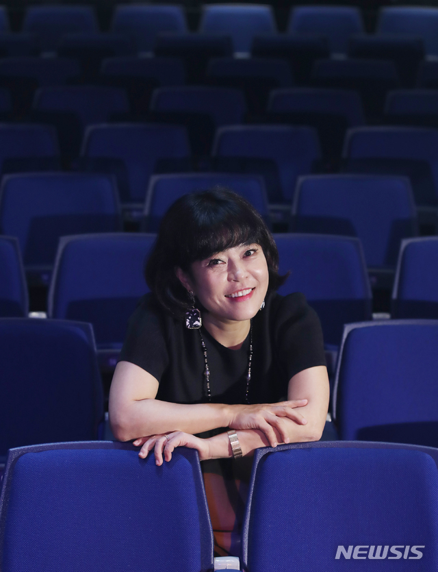 【서울=뉴시스】조수정 기자 = 개그우먼이자 배우로 활동하고 있는 조혜련이 17일 오후 서울 동숭동 유니플렉스에서 뉴시스와 인터뷰에 앞서 포즈를 취하고 있다. 조혜련은 7월 19일부터 9월 25일까지 유니플렉스에서 공연하는 연극 '사랑해 엄마' 앙코르 공연에 출연한다. 2019.07. chocrystal@newsis.com