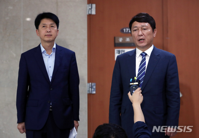 【서울=뉴시스】고승민 기자 = 민주당 일본경제침략대책특위 최재성 위원장이 19일 서울 여의도 국회에서 취재진 질문에 답하고 있다. 2019.07.19.kkssmm99@newsis.com