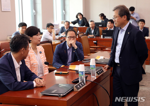 【서울=뉴시스】 박영태 기자 = 더불어민주당 송기헌 간사와 의원들. 2019.07.19.since1999@newsis.com