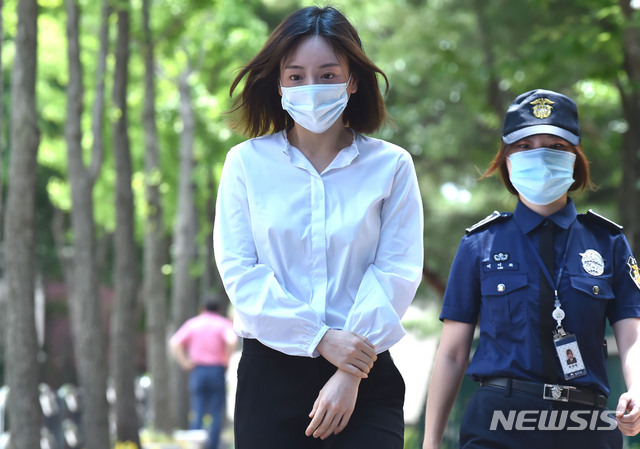 【수원=뉴시스】 김종택 기자 = 마약 투약 등의 혐의로 구속된 남양유업 창업주의 외손녀 황하나(31)씨가 1심에서 징역1년에 집행유예 2년을 선고 받고 19일 오전 경기도 수원시 팔달구 수원구치소를 나오고 있다. 2019.07.19. semail3778@naver.com