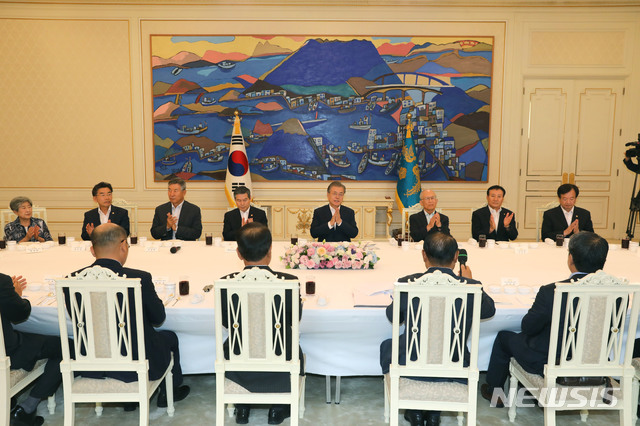 【서울=뉴시스】박진희 기자 = 문재인 대통령이 19일 청와대 본관에서 '예비역 군 주요 인사 초청 오찬 간담회'를 하고 있다. 2019.07.19. pak7130@newsis.com