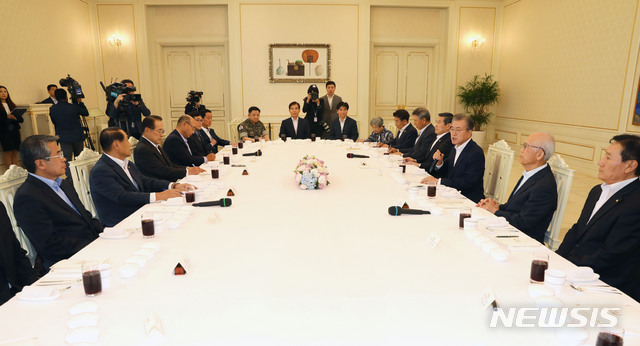 【서울=뉴시스】박진희 기자 = 문재인 대통령이 19일 청와대 본관에서 열린' 예비역 군 주요 인사 초청 오찬 간담회'에 참석하여 인사말을 하고 있다. 2019.07.19.&nbsp; pak7130@newsis.com