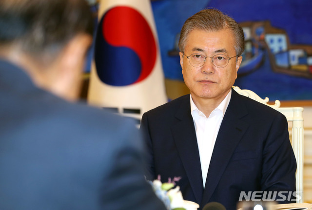 【서울=뉴시스】박진희 기자 = 문재인 대통령이 19일 청와대 본관에서 열린 '예비역 군 주요 인사 초청 오찬 간담회'에 참석한 김진호(왼쪽) 대한민국재향군인회 회장의 발언을 듣고 있다. 2019.07.19.&nbsp; pak7130@newsis.com 