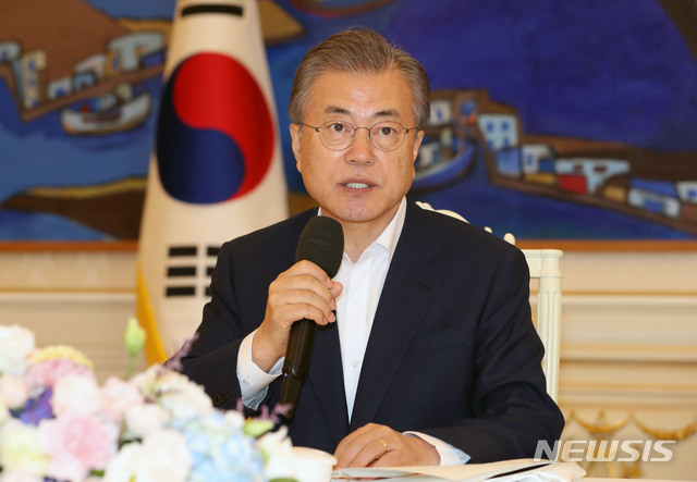 【서울=뉴시스】박진희 기자 = 문재인 대통령이 19일 청와대 본관에서 열린' 예비역 군 주요인사 초청 오찬 간담회'에 참석하여 인사말을 하고 있다. 2019.07.19. pak7130@newsis.com