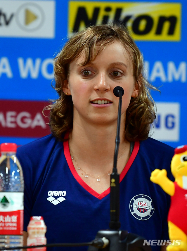【광주=뉴시스】류형근 기자 = 19일 오후 광주 광산구 2019광주FINA세계수영선수권대회 MPC 기자회견장에서 미국 여자 경영 대표 케이티 레데키(Katie Ledecky)가 포부를 밝히고 있다. 2019.07.19. hgryu77@newsis.com