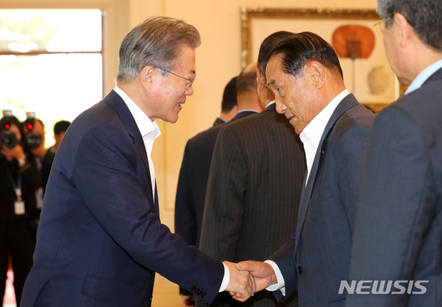 【서울=뉴시스】박진희 기자 = 문재인 대통령이 19일 청와대 본관에서 '예비역 군 주요 인사 초청 오찬 간담회'에 참석한 김진호(왼쪽) 대한민국재향군인회 회장과 악수하고 있다. 2019.07.19.&nbsp; pak7130@newsis.com