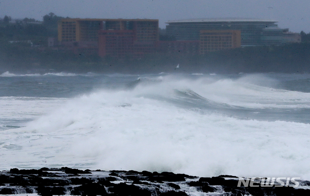 【서귀포=뉴시스】우장호 기자 = 제5호 태풍 '다나스(DANAS)'가 북상 중인 가운데 19일 오전 제주 서귀포시 예래동에서 바라 본 해상에 높은 파도가 일고 있다. 2019.07.19.&nbsp; woo1223@newsis.com 