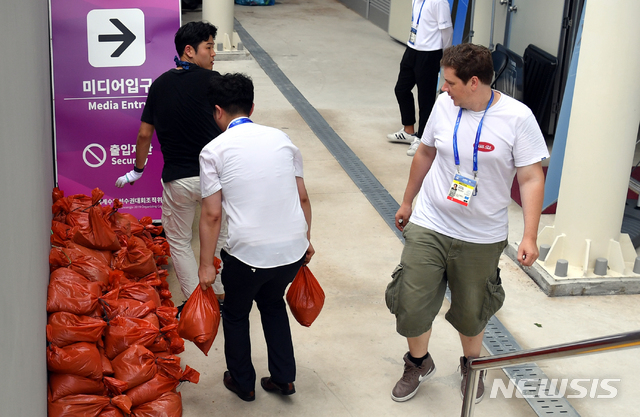 【광주=뉴시스】류형근 기자 = 제5호 태풍 '다나스(DANAS)'가 북상하고 있는 가운데 19일 오후 광주 광산구 2019광주FINA세계수영선수권대회 주경기장에서 조직위 관계자들이 태풍 대비 모래주머니를 준비해 놓고 있다. 2019.07.19.    hgryu77@newsis.com