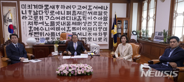 【서울=뉴시스】고승민 기자 = 문희상 국회의장이 19일 국회에서 교섭단체 원내대표들과 회동을 갖고 있다. 이인영 더불어민주당 원내대표(왼쪽부터), 문 의장, 나경원 자유한국당 원내대표, 오신환 바른미래당 원내대표. 2019.07.19. photo@newsis.com