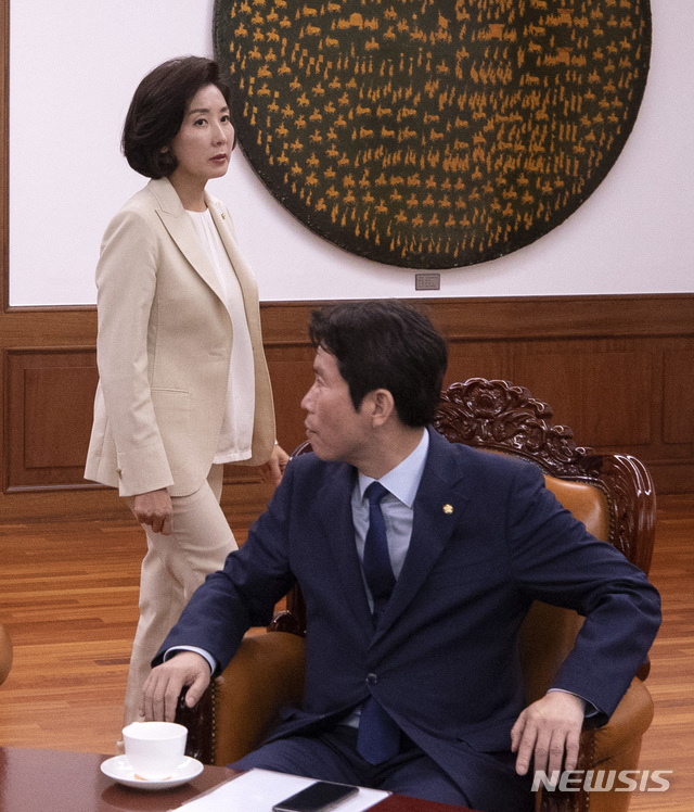 【서울=뉴시스】고승민 기자 = 나경원 자유한국당 원내대표가 19일 국회에서 열린 국회의장-교섭단체 원내대표 회동에 참석, 이인영 더불어민주당 원내대표를 지나치고 있다. 2019.07.19. photo@newsis.com