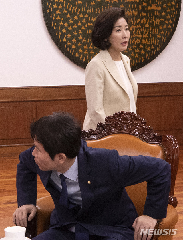 【서울=뉴시스】고승민 기자 = 나경원 자유한국당 원내대표가 19일 국회에서 열린 국회의장-교섭단체 원내대표 회동에 참석, 이인영 더불어민주당 원내대표를 지나치고 있다. 2019.07.19. photo@newsis.com