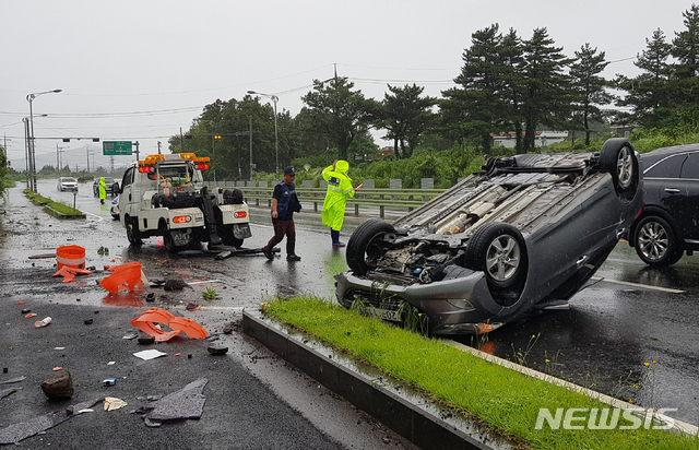 【서귀포=뉴시스】우장호 기자 = 제5호 태풍 '다나스(DANAS)'가 북상 중인 19일 오후 제주 서귀포시 안덕면 인근 평화로상에서 아반떼 승용차 1대가 빗길에 미끄러져 전복돼 있다. 2019.07.19. woo1223@newsis.com