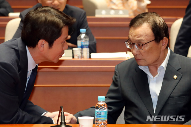 【서울=뉴시스】고승민 기자 = 19일 서울 여의도 국회에서 열린 더불어민주당 의원총회에서 이해찬 대표와 이인영 원내대표가 인사를 나누고 있다. 2019.07.19. kkssmm99@newsis.com