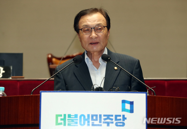 【서울=뉴시스】고승민 기자 = 19일 서울 여의도 국회에서 열린 더불어민주당 의원총회에서 이해찬 대표가 모두발언하고 있다. 2019.07.19. kkssmm99@newsis.com