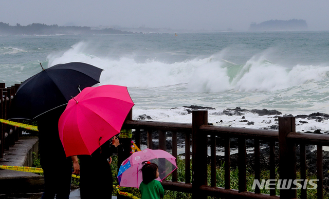【서귀포=뉴시스】우장호 기자 = 지난 19일 제주 서귀포시 예래동 해안가에서 한 가족이 제5호 태풍 '다나스(DANAS)' 북상의 영향으로 거칠어진 바다를 바라보고 있다. 2019.07.19. woo1223@newsis.com
