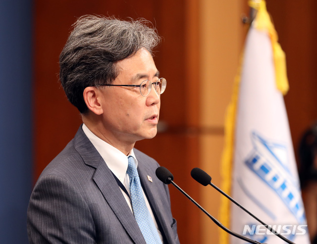 【서울=뉴시스】 전진환 기자 = 청와대 김현종 국가안보실 2차장이 19일 오후 청와대 춘추관 브리핑룸에서 고노 다로 일본 외상이 남관표 주일 한국대사를 초치해 강제징용 관련 일본 입장을 전달한 것과 관련해 브리핑을 하고 있다. 2019.07.19. amin2@newsis.com