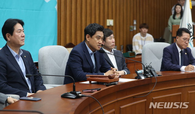 【서울=뉴시스】고승민 기자 = 19일 서울 여의도 국회에서 열린 바른미래당 의원총회에서 오신환 원내대표가 회의를 주재하고 있다. 2019.07.19. kkssmm99@newsis.com