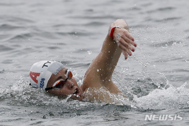 [여수=AP/뉴시스] 7월19일 여수엑스포 해양공원에서 열린 광주세계수영대회 여자 25㎞ 오픈워터 수영 경기에서 프랑스 선수가 참여한 모습. 2019.12.04. 