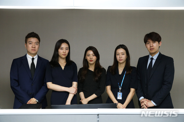 [서울=뉴시스] 이윤청 기자 = MBC 측과 해고 무효 확인 소송 중인 엄주원(왼쪽부터), 이선영, 안주희, 박지민, 김민호 아나운서가 지난 지난해 7월16일 서울 마포구 상암동MBC 12층 콘텐츠부서 옆 회의실에서 포즈를 취하고 있다. 2019.07.21. radiohead@newsis.com
