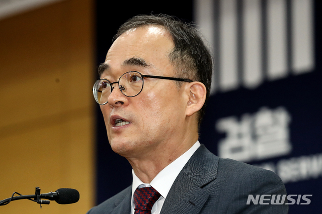 【서울=뉴시스】김병문 기자 = 문무일 검찰총장이 지난 19일 오후 서울 서초구 대검찰청에서 열린 '커뮤니티·한국증권법학회 공동학술대회'에 참석해 축사를 하고 있다. 2019.07.19. dadazon@newsis.com