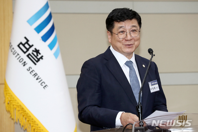 【서울=뉴시스】김병문 기자 = 이찬희 대한변호사협회장이 지난달 19일 오후 서울 서초구 대검찰청에서 열린 '커뮤니티·한국증권법학회 공동학술대회'에 참석해 축사를 하고 있다. 2019.07.19. dadazon@newsis.com