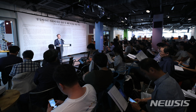 【서울=뉴시스】조수정 기자 = 박종관 한국문화예술위원회 위원장이 19일 오후 서울 동숭동 대학로예술극장 씨어터카페에서 문화예술계 블랙리스트 대표 사례인 '팝업씨어터 사태' 피해 예술인들에게 공개 사과 하고 있다. 팝업씨어터는 2015년 10월 예술위 기획사업 프로그램 '공원은 공연중' 하나로 극장 로비, 카페, 공원 등 장소에서 돌발적으로 벌이는 팝업 형태의 공연이다. 당시 예술위가 씨어터카페에서 공연한 연극 '이 아이' 내용이 세월호를 연상시킨다며 취소와 공연방해를 논의했고 이후 예술위 간부들이 공연장소인 씨어터카페에서 공연을 방해했다. 또 연극 '불신의 힘', '후시기나 포켓또' 대본을 사전 검열했다. 또 이 일을 공익제보한 담당 직원들을 부당 전보조치 했다. 2019.07.19. chocrystal@newsis.com