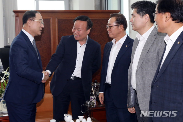 【서울=뉴시스】 박영태 기자 = 홍남기 경제부총리 겸 기획재정부 장관이 지난 19일 오후 서울 여의도 국회 예산결산특별위원회의 추가경정예산안 등 조정소위원회 김재원 위원장과 여야 간사를 만나 추경안 통과에 협조를 요청하고 있다. 왼쪽부터 홍남기 경제부총리 겸 기획재정부 장관, 김재원 위원장, 이종배 자유한국당, 지상욱 바른미래당, 윤후덕 더불어민주당 간사. since1999@newsis.com