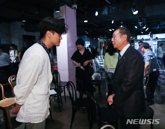 【서울=뉴시스】조수정 기자 = 박종관 한국문화예술위원회 위원장이 19일 오후 서울 동숭동 대학로예술극장 씨어터카페에서 문화예술계 블랙리스트 대표 사례인 '팝업씨어터 사태' 피해 예술인들에게 공개 사과와 질의응답을 마친 뒤 연극 '이 아이' 김정(왼쪽) 연출자와 대화를 나누고 있다. 팝업씨어터는 2015년 10월 예술위 기획사업 프로그램 '공원은 공연중' 하나로 극장 로비, 카페, 공원 등 장소에서 돌발적으로 벌이는 팝업 형태의 공연이다. 당시 예술위가 씨어터카페에서 공연한 연극 '이 아이' 내용이 세월호를 연상시킨다며 취소와 공연방해를 논의했고 이후 예술위 간부들이 공연장소인 씨어터카페에서 공연을 방해했다. 또 연극 '불신의 힘', '후시기나 포켓또' 대본을 사전 검열했다. 또 이 일을 공익제보한 담당 직원들을 부당 전보조치 했다. 2019.07.19. chocrystal@newsis.com