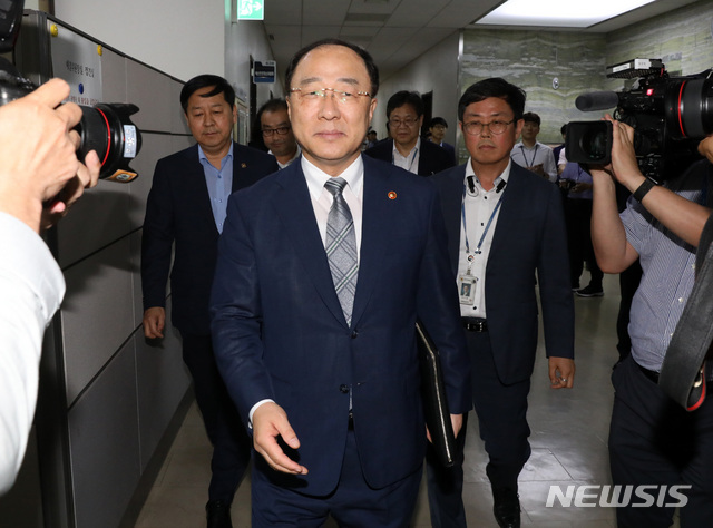 【서울=뉴시스】 박영태 기자 = 추경 협조를 위해 국회를 찾은 홍남기 경제부총리 겸 기획재정부 장관이 19일 오후 서울 여의도 국회 예결위원장실로 향하고 있다. 2019.07.19. since1999@newsis.com
