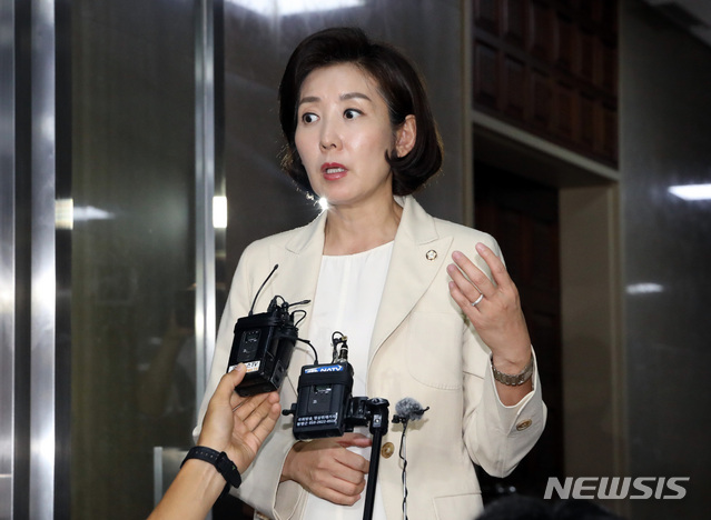 【서울=뉴시스】 박영태 기자 = 국회의장과 3당 원내대표 회동을 끝내고 나온 자유한국당 나경원 원내대표가 19일 오후 서울 여의도 국회의장실 앞에서 회동 결과를 설명하고 있다. 2019.07.19. since1999@newsis.com