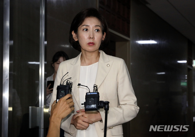 【서울=뉴시스】 박영태 기자 = 국회의장과 3당 원내대표 회동을 끝내고 나온 자유한국당 나경원 원내대표가 19일 오후 서울 여의도 국회의장실 앞에서 회동 결과를 설명하고 있다. 2019.07.19. since1999@newsis.com